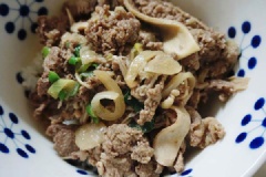 Cho thịt bò xào Bulgogi Hàn Quốc ra tô dùng với cơm nóng. Có thể ăn kèm cùng kimchi rất tuyệt. Món xào có thịt chín mềm thơm, cũng các loại nấm, hành tây, ... Nếu muốn món xào nhiều nước để chan cơm thì bạn có thể thêm nước và nêm nếm vừa khẩu vị nhé!