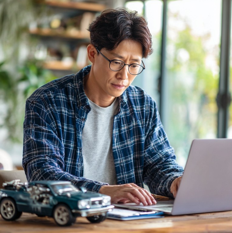노트북으로 자동차 검사 조회하는 한국인
