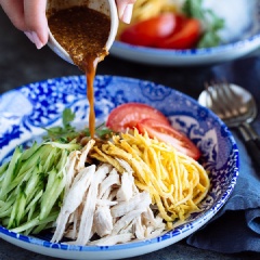 Bữa trưa ngày hè có món miến gà trộn thanh mát thế này thì thật là tuyệt hảo.