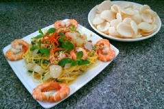 Khi ăn dọn kèm bánh phồng tôm. Vị chua chua ngọt ngỏ của bưởi, vị giòn giòn của đu đủ quyện cùng vị mặn mặn của nước mắm ăn kèm với bánh phồng tôm khiến ai khó có thể từ chối.