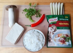 Sả cây lấy phần đầu non băm nhỏ (khoảng 1 muỗng canh), nấm đùi gà rửa qua nước muối loãng rồi cắt hạt lựu nhỏ, đậu phụ trắng cắt nhỏ, ớt tươi bỏ hạt băm nhỏ, cơm nấu hơi khô để nguội.