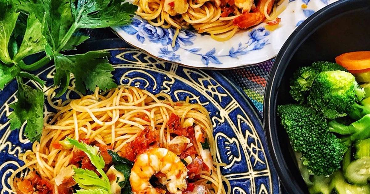 Mì ý tôm mực sốt cà chua