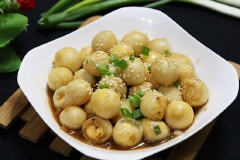 Múc trứng cút xào me ra đĩa, rắc thêm hành lá thái nhỏ và mè trắng rang lên trên là có thể dùng. Món trứng béo bùi, quyện cùng sốt chua chua, mặn ngọt rất vừa miệng, chắc chắn sẽ hấp dẫn các bé yêu nhà bạn.