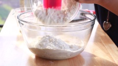Hòa tan 10g men nở vào 1 chén nước ấm đợi cho sủi bọt rồi đổ chúng vào tô bột mì đa dụng, thêm các nguyên liệu còn lại của phần đế bánh pizza vào tô, dùng máy đánh trứng đánh cho hỗn hợp quyện đều.