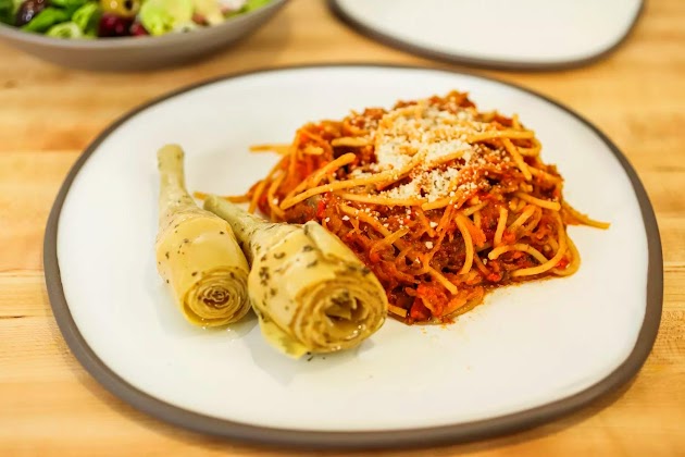 Service de table Haand 4 pièces avec assiettes ondulées et spaghettis et artichauts