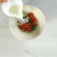 Tiếp theo là phần nước chấm, cho 30gr sốt mayonnaise, 30gr sữa đặc, 5gr lá chanh băm, 5gr ớt băm, 50ml sữa tươi. Khuấy đều hỗn hợp là ta đã có phần nước chấm thơm ngon rồi.