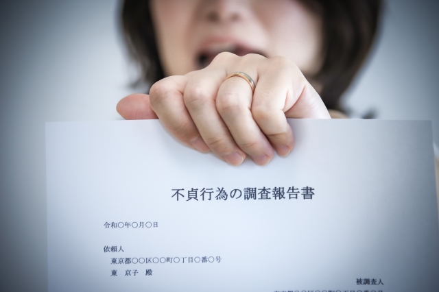浮気調査の報告書、相手に見せる？見せない？探偵が推奨する賢い活用術