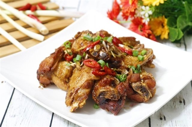 Cánh Gà Chiên Xào Sả Ớt
