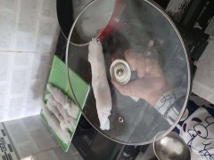 Tiếp theo cho hành phi lên bánh và cắt chả lụa
