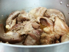 Cho 2 muỗng canh dầu vào chảo, thêm tỏi băm còn lại vào phi thơm, cho lưỡi heo, tai heo, mũi heo, bao tử vào áp chảo cho thơm, săn lại. Tắt bếp, xắt lưỡi heo, tai heo, mũi heo, bao tử thành miếng vừa ăn.