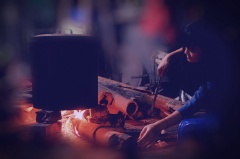 Cách nấu bánh chưng xanh thơm ngon: Xếp những tấm lá dong vào dưới đáy nồi lớn để nấu bánh, xếp bánh chưng vào nồi đổ ngập nước. Bắc nồi lên bếp đun củi liên tục. Tùy theo bánh chưng lớn hay nhỏ, số lượng bánh nhiều hay ít mà điều chỉnh thời gian nấu bánh chưng nhé. Nếu làm bánh chưng cỡ 20x20cm nấu khoảng 5 cái bánh, thì nấu khoảng 4 tiếng.