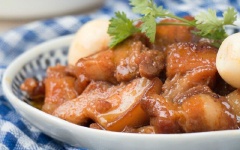 Cuối cùng cho trứng cút vào, nấu thêm 5 phút là được. Cho món ăn ra đĩa, trang trí thêm ngò rí nếu thích và thưởng thức cùng với cơm nhé!