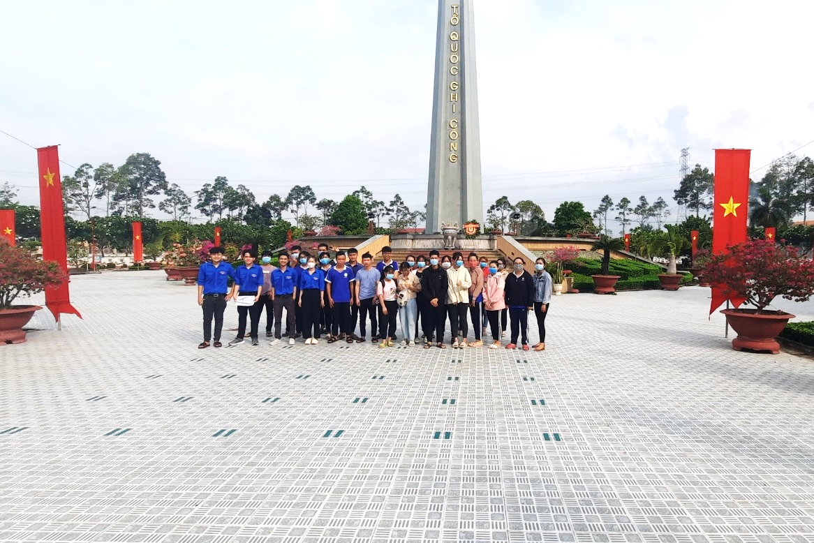 Đoàn viên thanh niên DLA ra quân dọn dẹp nghĩa trang
