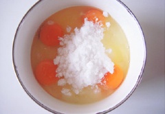 Đầu tiên, cho trứng gà, 160gr đường trắng, 3gr muối vào 1 cái tô, đánh đều.