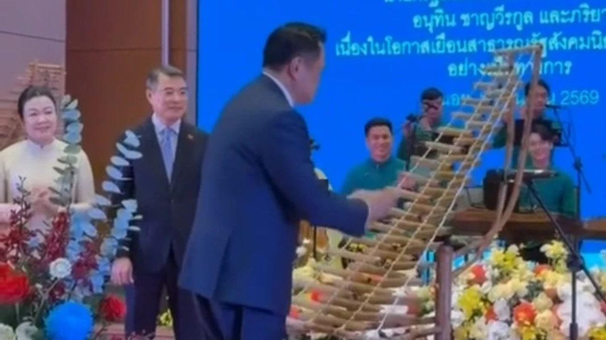 Thủ tướng Thái Lan Anutin Charnvirakul gây bất ngờ khi biểu diễn đàn T'rưng tại Hà Nội - Chuyên trang An Ninh Thủ Đô - Báo Công an nhân dân