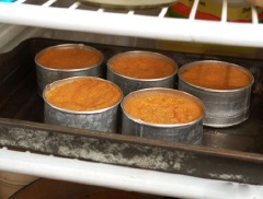 Đổ bỏ nước và lấy khăn ra khỏi khay rồi để các khuôn bánh vào khay lại. Đặt khay khay vào tủ lạnh và để trong vài giờ. Lấy bánh flan ra khỏi tủ lạnh. Đi một con dao cẩn thận xung quanh các cạnh của mỗi khuôn bánh flan.