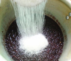 Khi thấy nếp cẩm chín, cho 100g đường vào rồi đun khoảng 3-4 phút sau đó cho thêm nước cốt dừa vào khuấy đều, đợi nếp ngấm vị ngọt. Tương tự làm với hạt sen bạn cũng cho 50g đường. (Tùy theo sở thích ngọt bạn cho đường nhé)