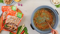 Bắc chảo lên bếp, cho vào 3 muỗng canh dầu màu điều, chờ dầu nóng cho 50gr tỏi băm, 50gr hành tím băm và 2 cây sả băm vào phi thơm vàng. Sau đó cho 1 muỗng cà phê ớt sa tế, vào đảo thêm 2 phút thì tắt bếp.