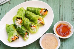 Đổ sốt mù tạt và sốt mè ra đĩa. Món ăn tiện lợi này rất thích hợp cho những ngày bận rộn mà bạn vẫn muốn bữa cơm tối đủ chất lại đủ thành phần rau thịt.