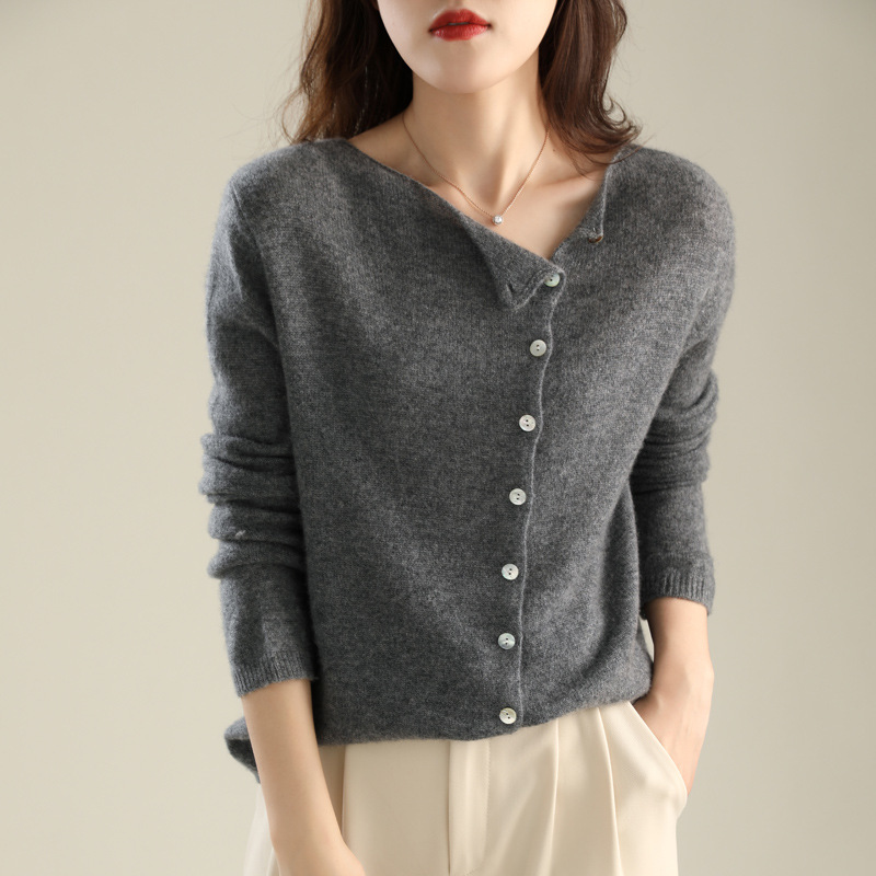 Women's cardigan with button placket