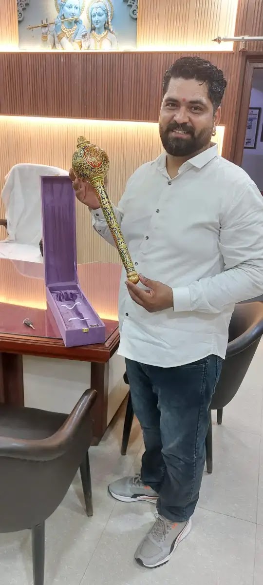 सुनहरी कलम से बने विशेष मेमेंटो भेंट कर सम्मानित किया गया।