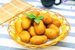 Những ngày chay mà thèm ăn vặt quá thì bạn có thể vào bếp bắt tay vào làm ngay món bánh bí đỏ chiên giòn rụm thơm lừng, nóng hổi này để nhâm nhi cho đỡ buồn chán nha. Đừng chần chờ mà lưu ngay công thức lại nào.