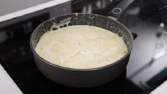 Cho sữa, kem tươi (whipping cream) vào nồi đun sôi trên lửa vừa. Rồi thêm hỗn hợp khoai tây và bơ, muối, hạt tiêu đen và bột nhục đậu khấu vào đảo đều, đun ở lửa nhỏ khoảng 20 – 25 phút. Tiếp đó thêm 2/3 phô mai Geluyeer vụn và bơ vào trộn đều.