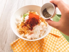 Trong một bát lớn, hãy cho bột chiên xù, vỏ chanh bào, dừa, bột cà ri, bột ớt, muối và tiêu trộn đều.
