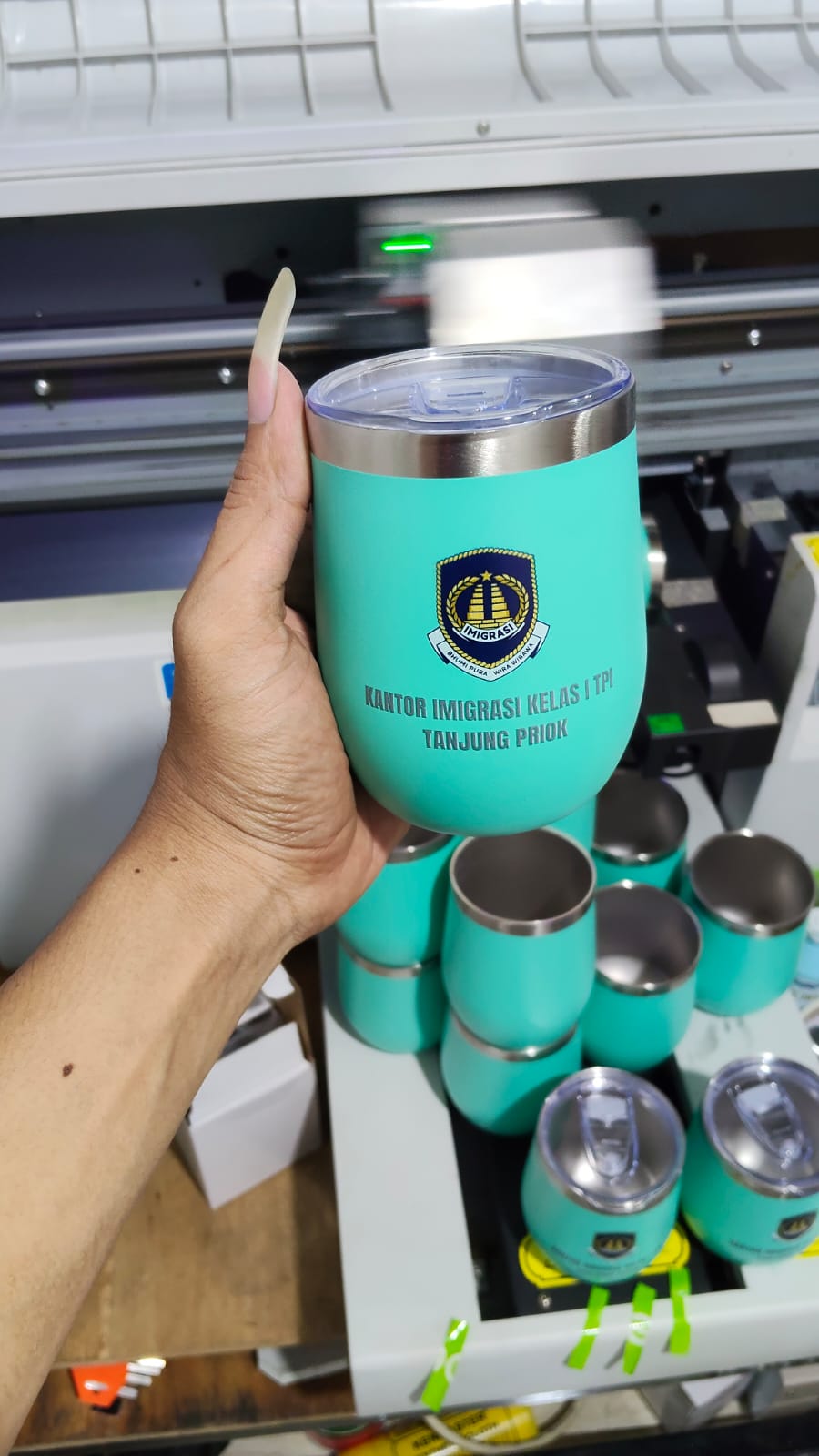 Proses UV printing tumbler hijau — Sekar Printing