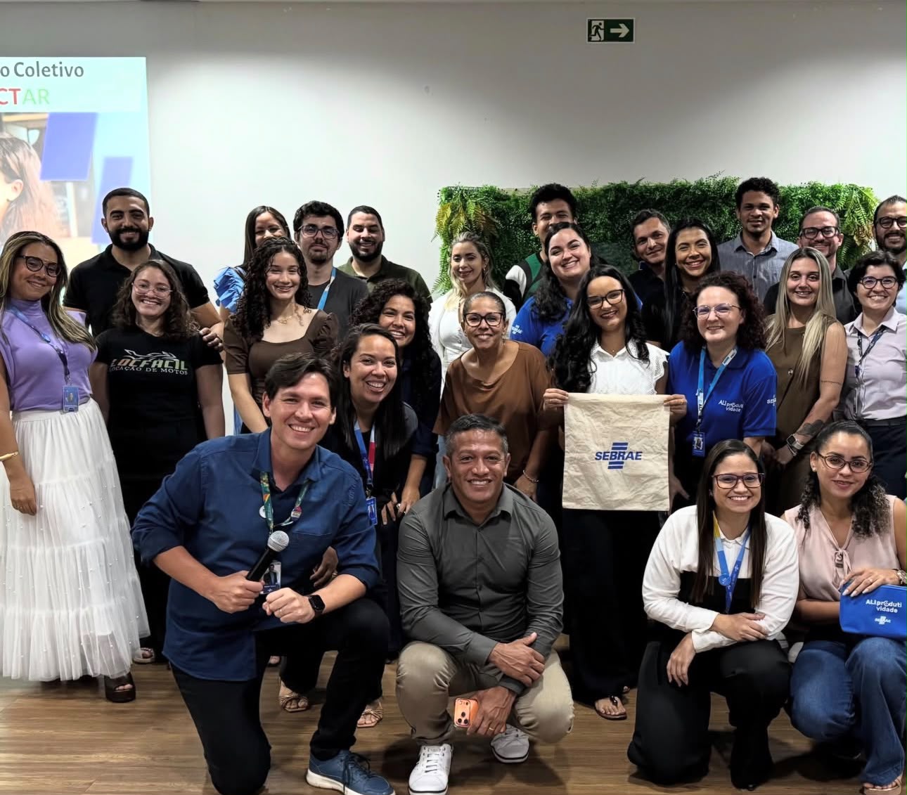 Analista do Sebrae Roraima orientando empreendedores sobre a importância da tecnologia para inovação em pequenos negócios
