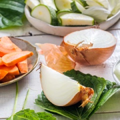 Trong tô lớn trộn đều hỗn hợp sốt gồm: 2 muỗng canh tương ớt, 1 muỗng canh ớt bột, 2 muỗng canh nước tương, 1 muỗng canh rượu, 1 muỗng canh mật ong, 1 muỗng canh dầu mè, 1/2 muỗng cà phê tiêu, 1 muỗng canh mè trắng, tỏi băm và gừng băm. Dùng 1/3 lượng sốt để ướp gà đã cắt nhỏ trong 1 tiếng hoặc qua đêm. Bắp cải thái nhỏ. Bí ngòi và cà rốt cắt nhỏ.