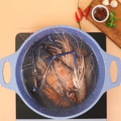 Tôm càng mua lựa con nhiều gạch. Rửa sạch. Đem 1kg tôm càng xanh luộc với 1 lít nước dừa tươi cùng 1 muỗng cà phê muối. Luộc chín thật kỹ thì tôm mới cứng thịt không bị bở. Tôm chín thì vớt tôm ra và giữ lại nước luộc tôm.