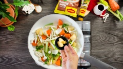 Bắc chảo lên bếp, cho vào 2 muỗng canh dầu ăn, dầu nóng thì cho hỗn hợp rau củ bao gồm 150gr cà rốt, 150gr khoai tây, 100gr hành tây, 100gr cần tây vào đảo thật nhanh khoảng 1 phút cho rau củ chín sơ. Sau đó, cho nấm linh chi trắng vào xào sơ rồi cho thêm 10gr bơ lạt, xào thêm 1 phút để các loại rau củ được vàng, thơm và mềm hơn rồi tắt bếp.