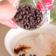 Cho bột mì, bột mạch nha, đường, baking soda, muối, bơ, trứng, vani, chocolate chip vào một bát trộn lớn. Đánh đều cho đến khi chúng hoàn toàn kết hợp. Đun nóng một chảo lớn ở lửa vừa. Khi chảo nóng, múc bột rót vào giữa chảo để tạo miếng bột tròn. Rán bánh trong 60 giây, khi bột bắt đầu có bong bóng. Dùng phới hoặc muôi gỗ phẳng, lật bánh và chiên thêm 1 phút rồi cho ra đĩa. Làm tương tự với chỗ bột còn lại.