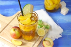 Đào ngâm có thể dùng để pha trà đào, trà sữa hoặc làm bánh, làm kem đều ngon cục kỳ. Mùa đào sắp qua rồi, cùng nhau làm đào ngâm để dành thưởng thức dần nào cả nhà ơi.