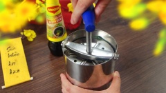 Chuẩn bị sẵn khuôn nén giò, lót bên trong 1 lớp lá chuối, tranh thủ lúc hỗn hợp còn nóng thì múc vào khuôn, gói là chuối lại và nén chặt khuôn. Để khuôn trong ngăn mát tủ lạnh 3 – 4 giờ.
