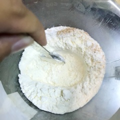 Trộn đều bột mì, baking powder, bột dashi. Đập thêm 2 quả trứng, nước tương và nước, trộn thật đều, nếu thấy bột lợn cợn thì có thể lọc qua rây, sau đó cho bột vào ca có miệng dễ rót.