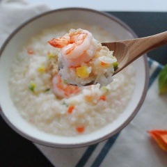 Cháo hải sản tươi ngon là món ăn lý tương cho bữa sáng của cả nhà. Đây là món dinh dưỡng thích hợp tẩm bổ cho người bệnh mới khỏi. Rất có lợi cho sự tăng trưởng của trẻ.