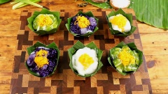 Để nguội các phần bánh vừa làm sau đó cho vào chén làm bằng lá chuối có thể trộn các loại bánh khác nhau với nhau sẽ đa dạng hơn về hương vị và bắt mắt hơn trong màu sắc món ăn. Cho phần trứng sợi lên trên bánh.
