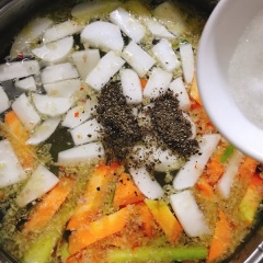 Đun nóng nồi, thêm chút dầu ăn rồi cho tỏi, hành tím, sả vào phi thơm. Chế nước vào nồi lượng vừa phải, tiếp đó cho cà rốt, củ cải trắng vào nồi, nêm nếm gia vị cho vừa ăn. Nấu sôi nồi nước dùng cho sôi để cà rốt, củ cải ra chất ngọt.