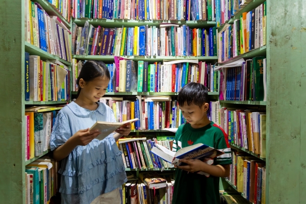 Hiệu sách cũ Hà Nội: Nơi thời gian ngưng đọng qua từng trang giấy