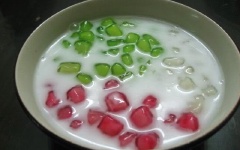 Cuối cùng cho củ năng vào chén, đổ nước cốt dừa lên trên, ăn nóng cũng ngon. Nếu muốn ăn lạnh thì để nguội nước cốt dừa, khi ăn cho thêm 1 chút đá bào. Chẹp, hạt lựu ăn giòn giòn, mát mát, nước cốt dừa béo béo, thơm thơm.