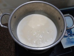 Hoà 30g bột năng vào nước lọc cùng với 150ml nước cốt dừa, 100g đường và 1/4 muỗng cà phê muối sẽ được một dung dịch đặc và sền sệt. Sau đó cho vào nồi nhỏ rồi đun nhỏ lửa. Sau khi hỗn hợp sánh lại thì tắt bếp rồi để nguội và đổ ra một cái bát.