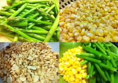 Măng tây bỏ chỗ già cứng, chỉ dùng chỗ non, mềm, đem rửa sạch rồi bẻ khúc chừng 4-5 phân. Bắp ngọt dùng dao tách lấy hạt. Đậu phộng vào mè trắng rang chín, giã thô đậu phộng.