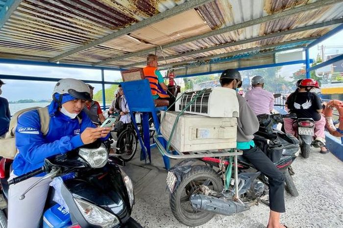 Khách đi phà Bình Quới, TPHCM vẫn 'quên' áo phao - Báo Người Lao Động