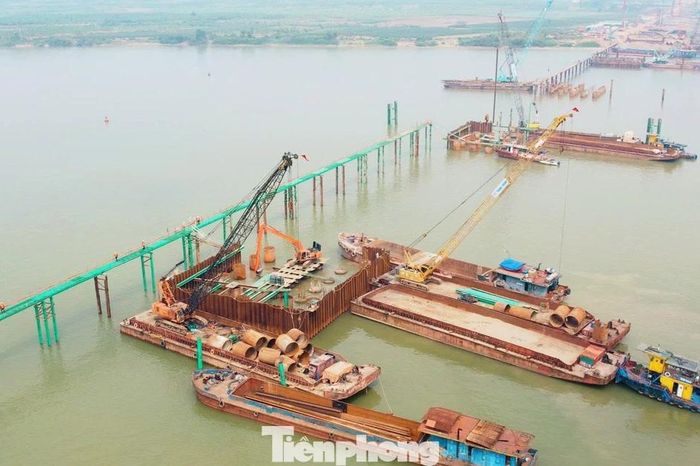 Cận cảnh đại công trường cầu Hồng Hà vượt sông Hồng, sau 5 tháng thi công - Báo Tiền Phong