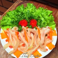 Khi ăn, cho tai heo ngâm mắm ra đĩa, trang trí với ít rau mùi, cà chua tỉa hoa và xà lách cho đẹp mắt. Chúc cả nhà làm thành công món tai heo ngâm mắm nhé!