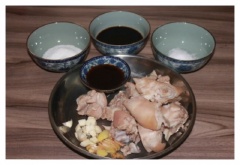 Thịt chân giò heo rửa sạch với nước pha 1 muỗng canh muối, chặt khúc. Tỏi bóc vỏ, gừng gọt vỏ, cắt nhỏ.