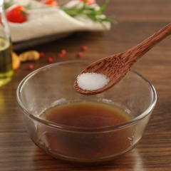 Lê cắt miếng vuông vừa ăn. Đun nóng bơ trong chảo lớn trên ngọn lửa vừa. Sau khi tan chảy, thêm đường nâu và khuấy cho đến khi đường tan. Thêm lê, khuấy đều, nấu trong khoảng 5 phút cho đến khi lê tiết ra nước và mềm. Lấy lê ra riêng, phần nước sốt cho ra chén, thêm muối, tiêu, giấm vào đảo đều.