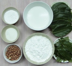 Chuẩn bị nguyên liệu bánh lá mít: Lá mít rửa sạch, lau khô 2 mặt, để riêng. Lá mơ cũng rửa sạch chọn nhặt lấy những lá còn nguyên không bị sâu, úng. Cắt nhỏ lá mơ vào máy xay sinh tố.